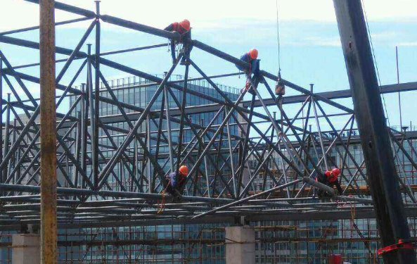 东城论钢结构网架装配的步履和相关关注变乱